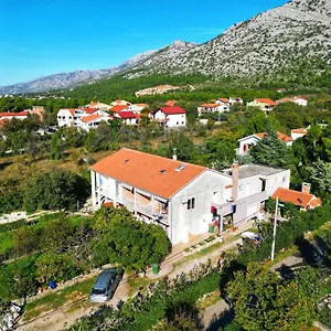Lana Starigrad-Paklenica